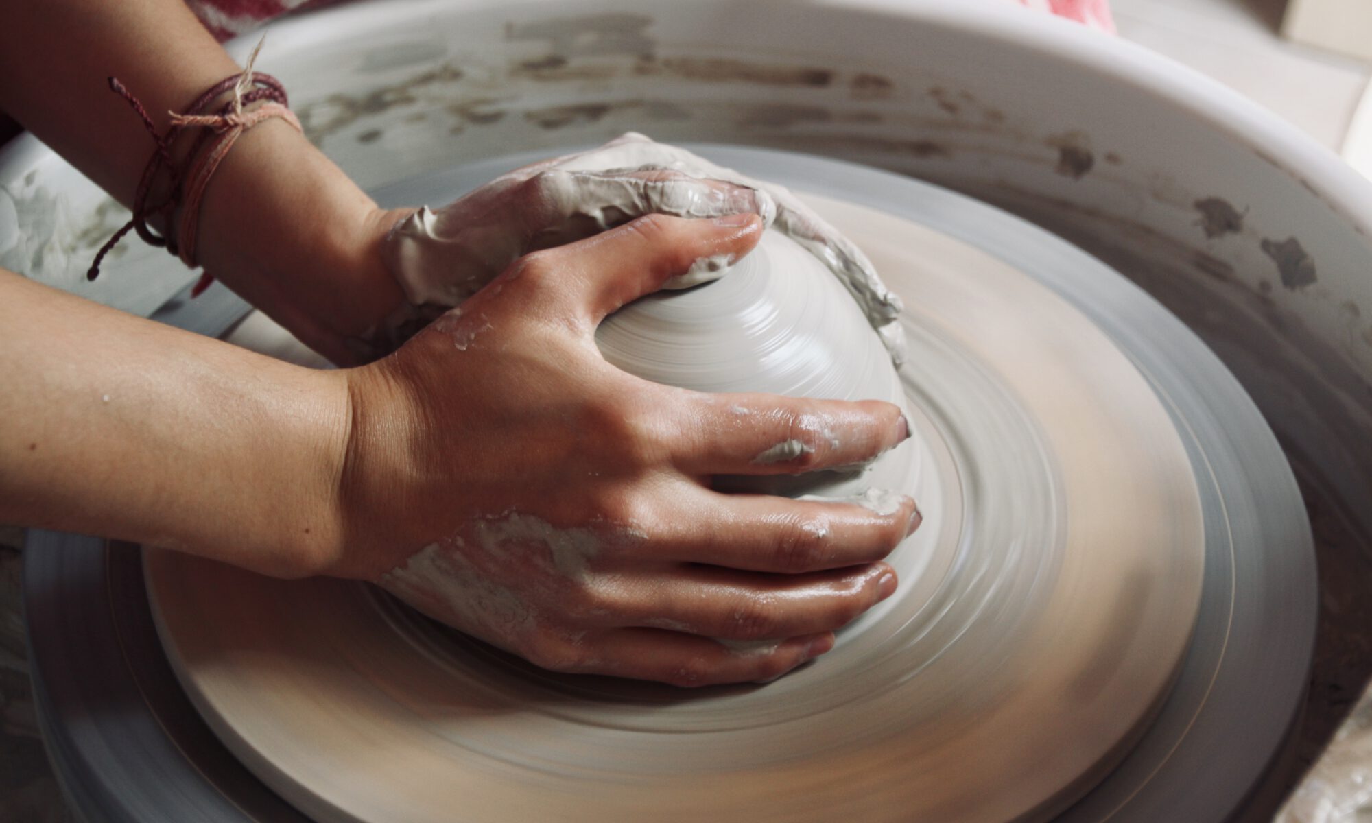 Ton wird an der Drehscheibe im Keramikkurs in Salzgitter geformt