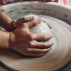 Ton wird an der Drehscheibe im Keramikkurs in Salzgitter geformt